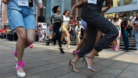 بالصور.. مسابقة للجري بـ«الكعب العالي» في الهند