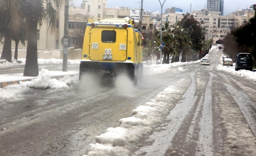 تراكم الثلوج والانجرافات تغلق شوارع في محافظة الطفيلة