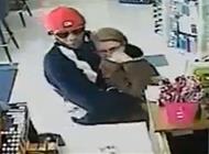 بالفيديو: لص يحاول خنق امرأة أثناء سطوه على متجر