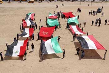 مسيرة في القدس ترفع اعلام القمة العربية وتطالب العرب برفع الحصار عن غزة