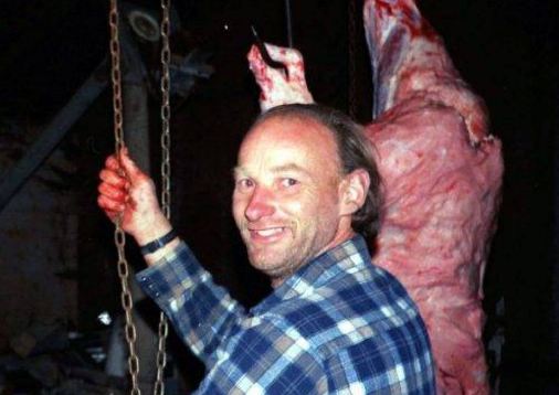 جريمة مروعة.. قتل 49 بائعة هوى وطحن جثثهنّ في مزرعته وباع لحومهنّ.. اليكم التفاصيل