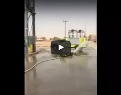 بالفيديو.. شاهد كيف سيطر رجال الدفاع المدني على خرطوم مياه متحرك
