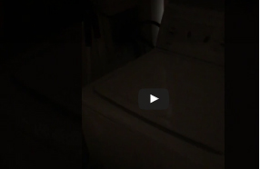 رجل يغني على أنغام الغسالة