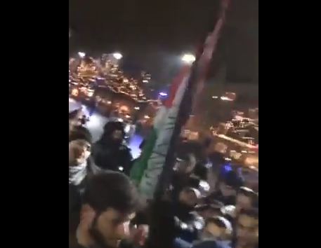 شاهد بالفيديو .. احتجاجا ت العشرات من ابناء الجالية الفلسطينية في السويد ضد قرار ترامب