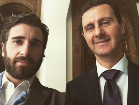 صور: فرنسي معادٍ للعرب والمسلمين يلتقط سيلفي مع بشار الأسد في دمشق