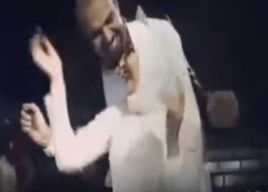 عروس تعضّ عريسها وتمنعه من إلباسها الذبلة!!