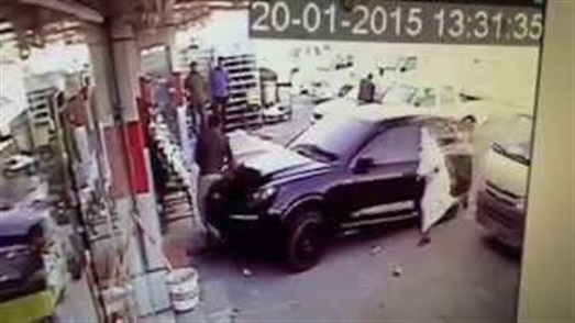 بالفيديو.. طفل قطري يدهس بائعا في "سوبر ماركت" بطريقة مروعة بالفيديو.. طفل قطري يدهس بائعا في "سوبر ماركت" بطريقة مروعة