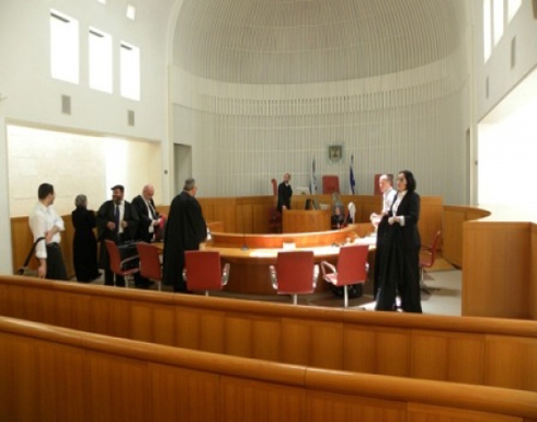التحقيق مع ضابط رفيع لتلقيه رشوة من مقاول فلسطيني التحقيق مع ضابط رفيع لتلقيه رشوة من مقاول فلسطيني