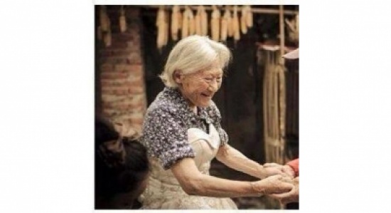 ‏بعد 81 سنة من الزواج أحضر لها ثوب زفاف أبيض ليعبر عن حبه