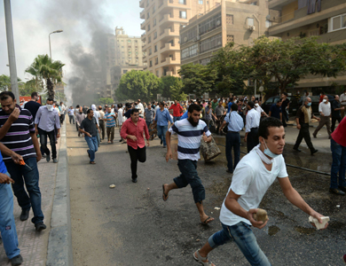 الأمن المصري يطلق الغاز تجاه تظاهرات إحياء ذكرى “فض رابعة” و”النهضة” الأمن المصري يطلق الغاز تجاه تظاهرات إحياء ذكرى “فض رابعة” و”النهضة”