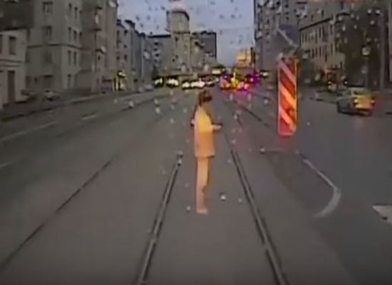 بالفيديو: "ترام" يقتل امرأة انشغلت بالكتابة على هاتفها وسط الشارع