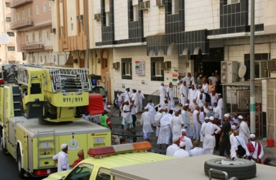إجلاء مئات الحجاج إثر اندلاع حريق في فندق بمكة إجلاء مئات الحجاج إثر اندلاع حريق في فندق بمكة