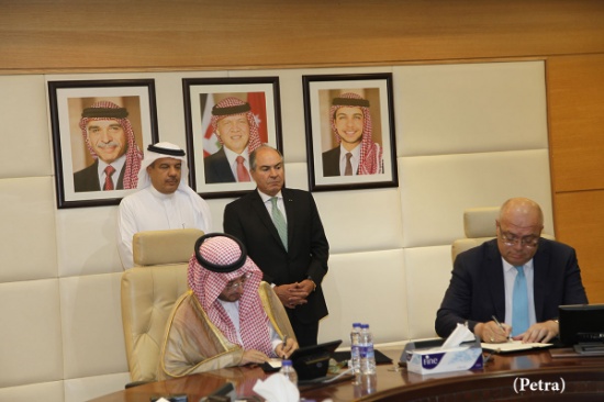 الملقي يرعى توقيع اتفاقيات عطاءات تنفيذ الطريق الصحراوي الملقي يرعى توقيع اتفاقيات عطاءات تنفيذ الطريق الصحراوي