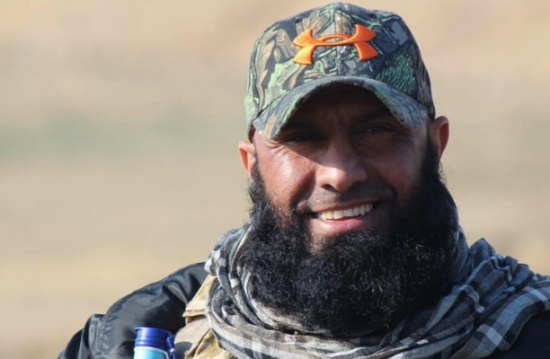 "أبو عزرائيل" يفاخر بسلاحه الأمريكي ويتحدث عن ثمنه (شاهد)