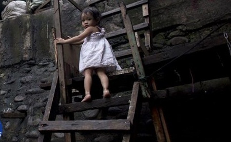 بالصور.. لسبب إنساني .. أب يصور أبنته في أوضع خطرة