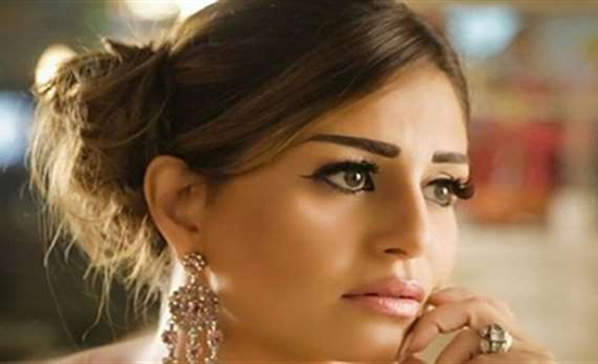 بـ توب أبيض .. منة فضالي تبرز جمالها بإطلالة كاجوال بـ توب أبيض .. منة فضالي تبرز جمالها بإطلالة كاجوال