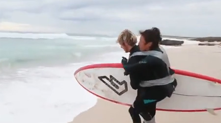 شاب يحقق حلم والدته المقعدة بركوب الأمواج