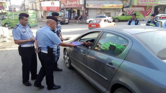 بالصور ... رجال السير في الرمثا يوزعون الحلوى على السائقين