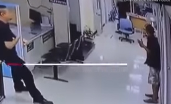 بالفيديو - البرازيل :شاهد كيف أنقذ ضابط  رجلا حاول قتل نفسه بعدما يأس من حياته