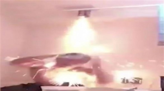 بالفيديو: صيني يستحم بالألعاب النارية بالفيديو: صيني يستحم بالألعاب النارية