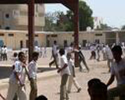 معلم يمني يطلق النار على تلميذه 