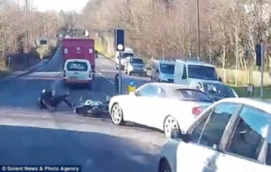 شاهد.. سائق متسرع يسقط دراجة نارية ويفر هاربا