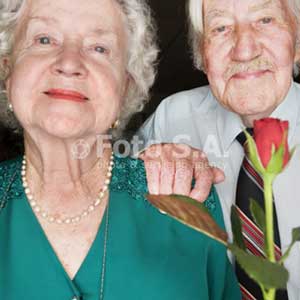 زوجان يعيشان 70 عاما سويا ويمرضان ويموتان معا 