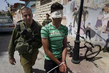 الاحتلال يعتقل 5 فلسطينيين في الضفة الغربية  