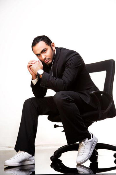 تامر حسني يصور 20 ساعة يومياً