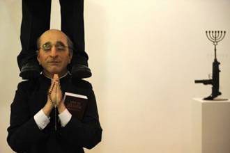 أثار حفيظة الإسرائيليين.. عمل فني اسباني يظهر الشمعدان اليهودي فوق فوهة رشاش