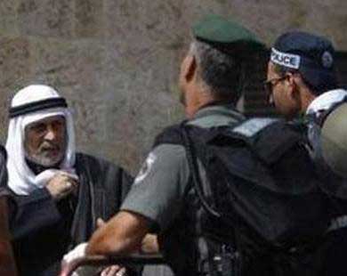 مواجهات بين الفلسطينيين وجنود الاحتلال في محيط الاقصى  