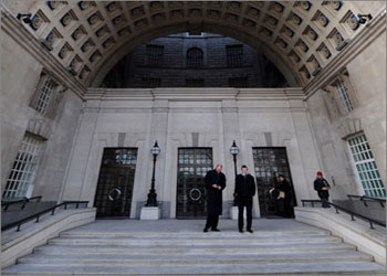 لعدم اجادتهم التعامل مع الحاسوب.. بريطانيا تستغني عن جواسيسها القدامى    