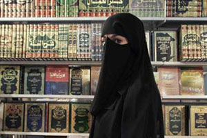 فرنسا تترقب قراراً قضائياً بحظر محدود للنقاب 