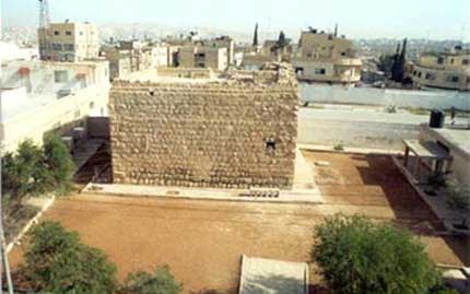 الزرقاء تضم حوالي الف موقع اثري  