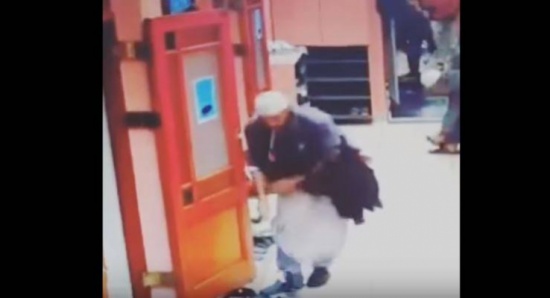 فيديو| انتهى من الصلاة ليسرق الأحذية من أمام المسجد ! فيديو| انتهى من الصلاة ليسرق الأحذية من أمام المسجد !