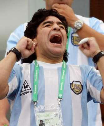 مارادونا يخضع لجراحة بعد "عضة" من كلبه في وجهه 