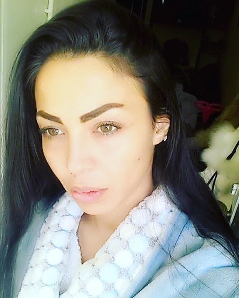 دوللي شاهين تُقبّل ابنتها من فمها! – بالصورة دوللي شاهين تُقبّل ابنتها من فمها! – بالصورة