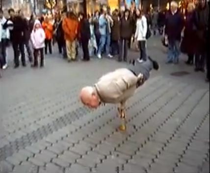 توازن عجيب رجل مسن على زجاجة فارغة