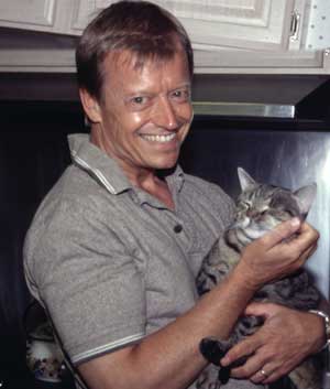 ألمانية تستغيث بالمطافىء لإنقاذ قطتها وزوجها من فوق الشجرة 