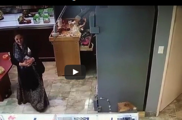 شاهد.. امرأة تغافل صائغًا وتسرق عقد ألماس بطريقة غريبة