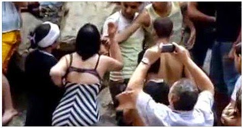 بالفيديو : مغاربة يتحرشون بفتاة ترتدي لباس غير محتشم بالفيديو : مغاربة يتحرشون بفتاة ترتدي لباس غير محتشم