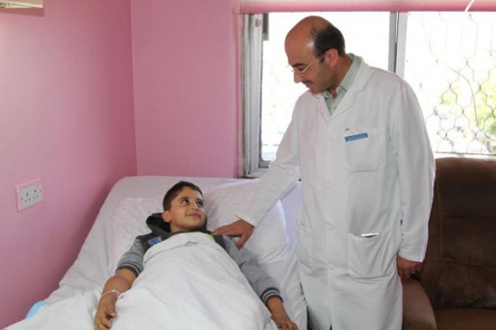 "الحسين الطبية": إجراء أول عملية جراحية لعظام الطفل الخوالدة