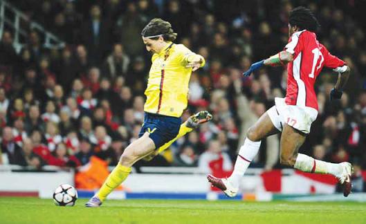 آرسنال يتعادل مع برشلونة وانتر يتخطى سسكا بدوري الابطال