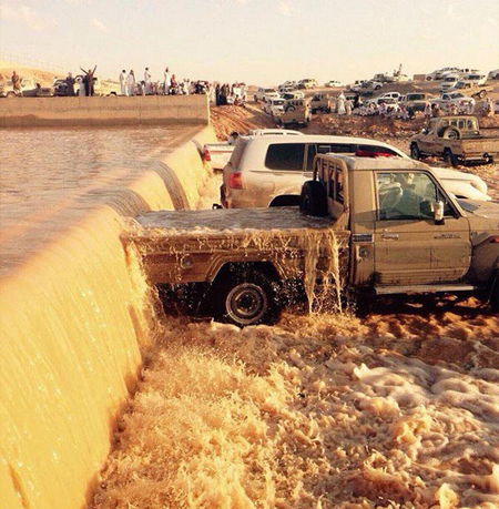 صور: شباب يحتفلون بالأمطار على طريقتهم الخاصة صور: شباب يحتفلون بالأمطار على طريقتهم الخاصة