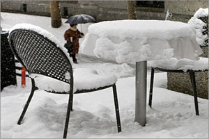 طفل بكندا يمشي حافيا لمدرسته دعما للأطفال الفقراء   