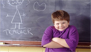 امريكية تعاقب ابنها بحمل لافتة ثلاث ساعات للاعتذار من استاذه 