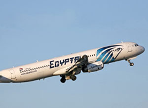 اصطدام طائرة بعامود انارة في مطار القاهرة ونجاة ركابها