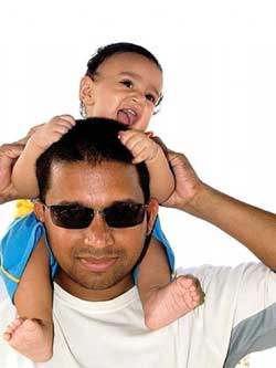 بالحسم والحنان.. تعلم كيف تصبح أباً مثالياً لأبنائك 