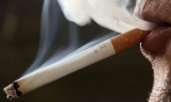 هل يسبب التدخين تساقط الشعر؟ هل يسبب التدخين تساقط الشعر؟