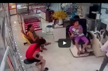 فتاة تسرق هاتفا وتخفيه أسفل تنورة قصيرة ترتديها